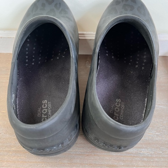 Crocs Neria Black Leopard Print Dual Comfort Work Nurse Shoes Clogs Women Sz 8W - Picture 7 of 8